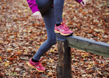 Sportliche Beine trainieren im Wald Gambe sportive si allenano nel bosco
